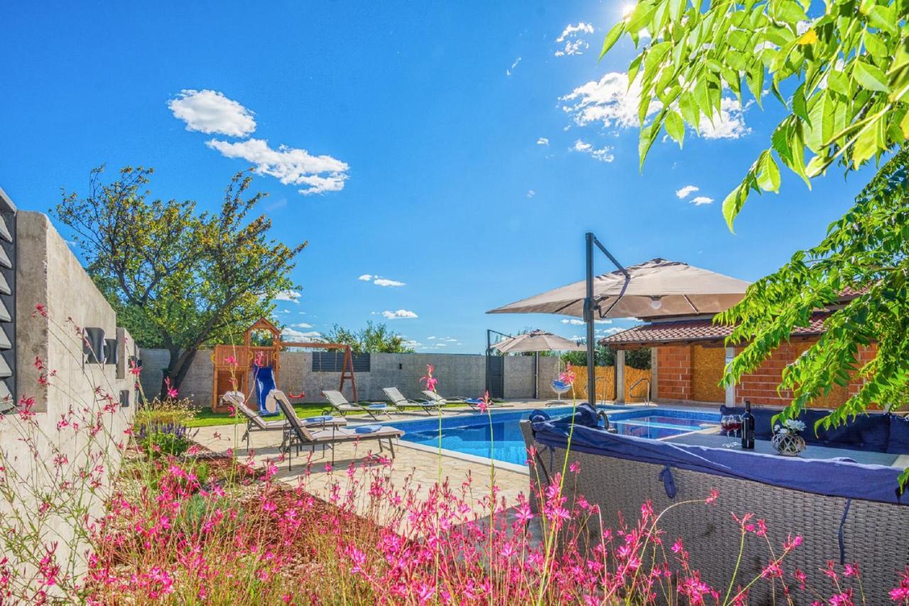 Holiday Home Tower With Private Pool, Sauna And Quads Smilcic 외부 사진